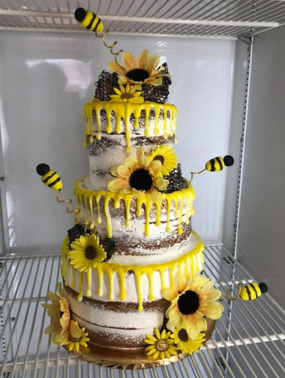 Bee Cake · custom cake by Zugar Coma Zweetz